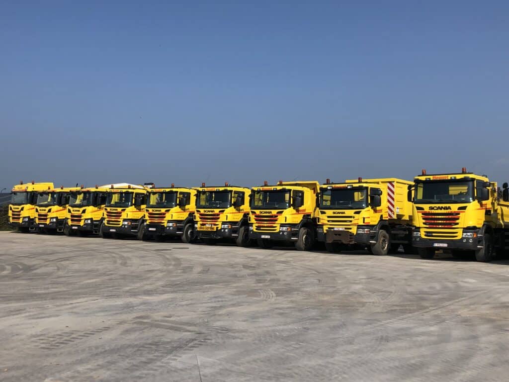 Camions bennes jaunes de location de l'entreprise houart services