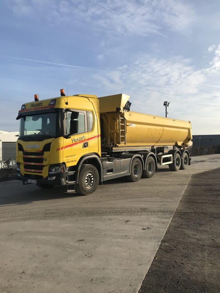 camion houart services vu de cote